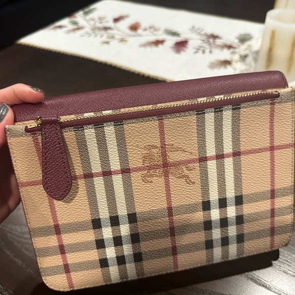 💯 Authentic Burberry Haymarket Check Loxely Crossbody Bag in Dark Plum Color - Picture 8 of 15